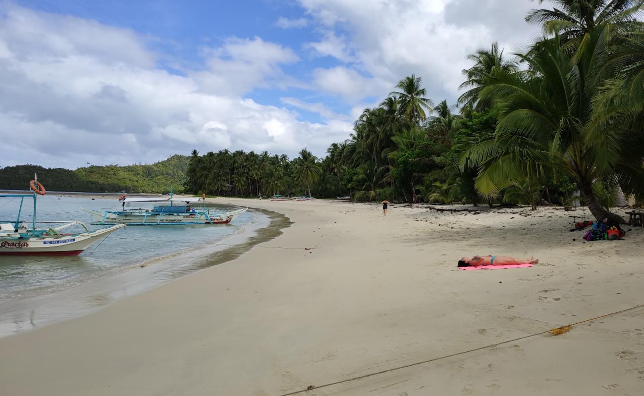 Foto de Mahilamonen Beach con brillante arena fina superficie