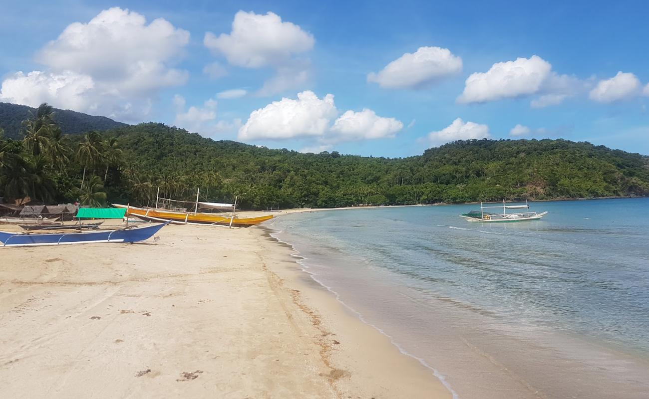 Foto de Playa Nagtabon con brillante arena fina superficie