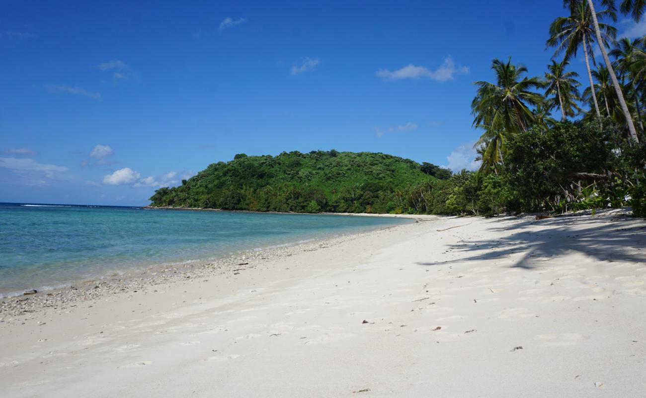 Foto de Playa de la Isla Darocotan con arena fina blanca superficie