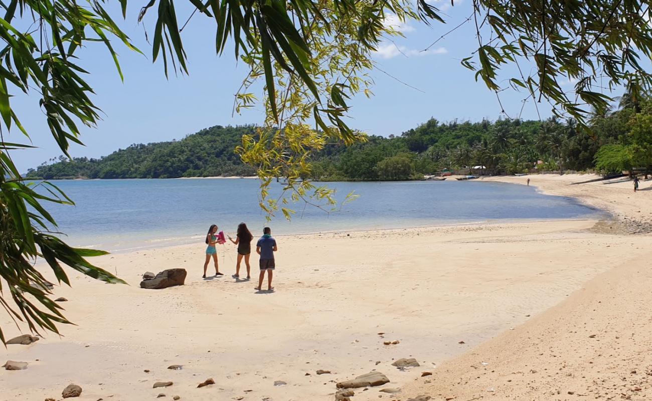 Foto de Manaul Beach con arena brillante superficie