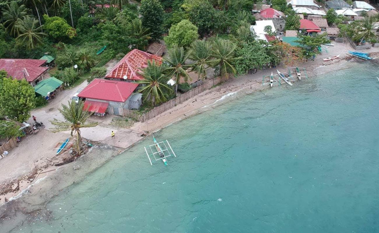 Foto de Balatasan Beach Resort con arena fina y guijarros superficie