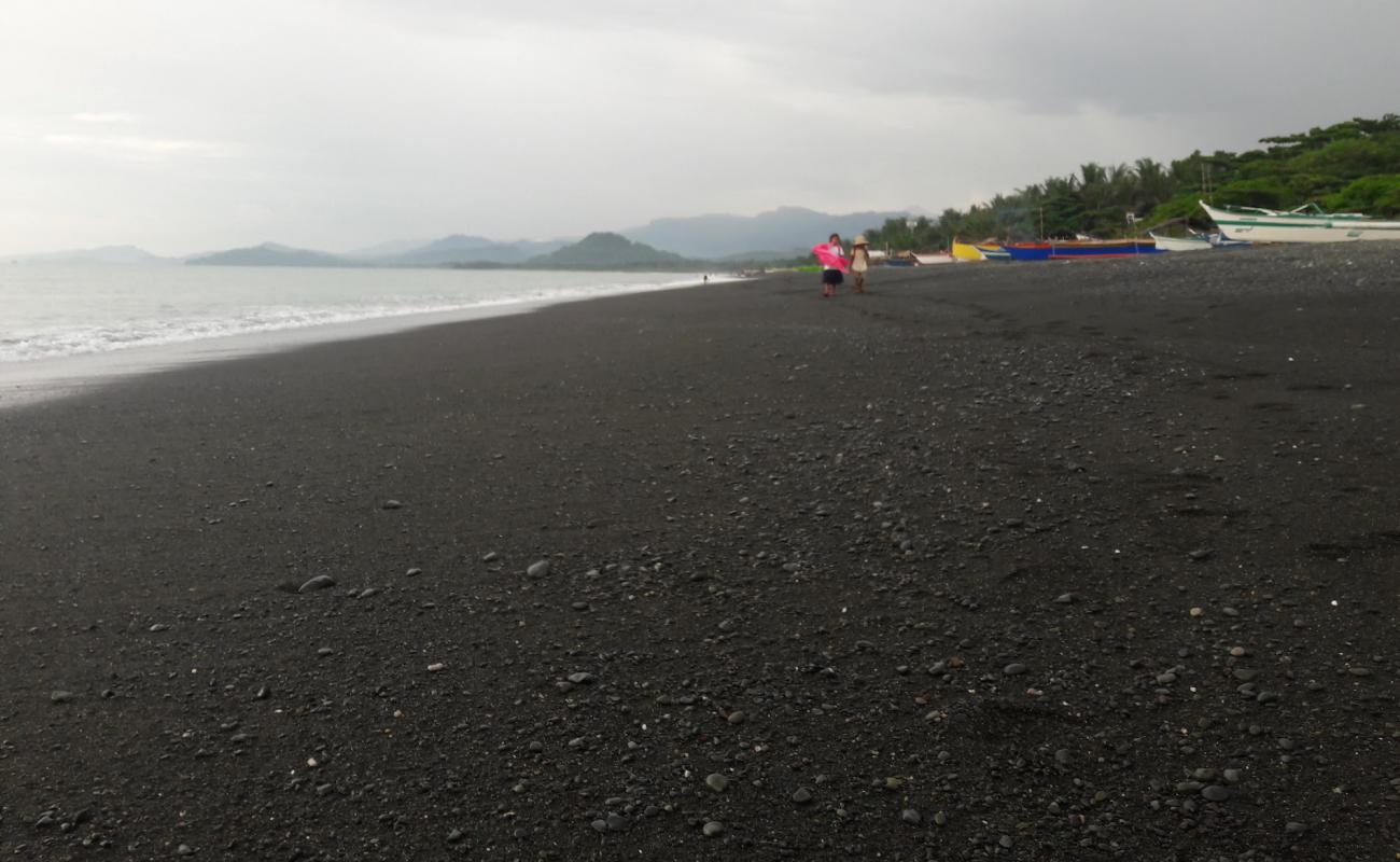 Foto de Barangay Beach con arena gris superficie