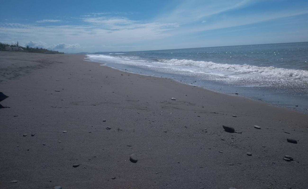 Foto de Mulawin Beach con arena gris superficie