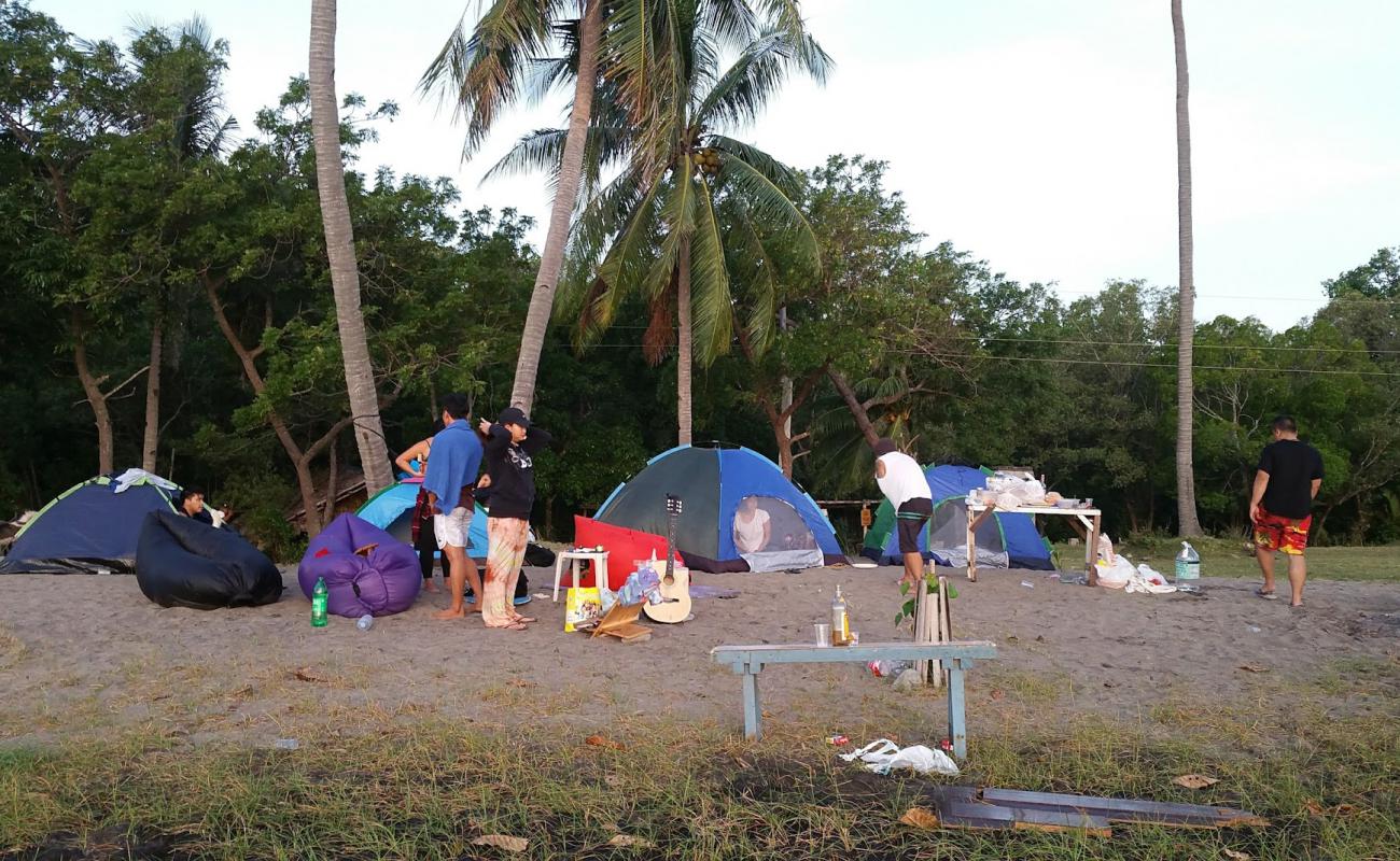 Foto de Salawaki Beach con arena gris superficie