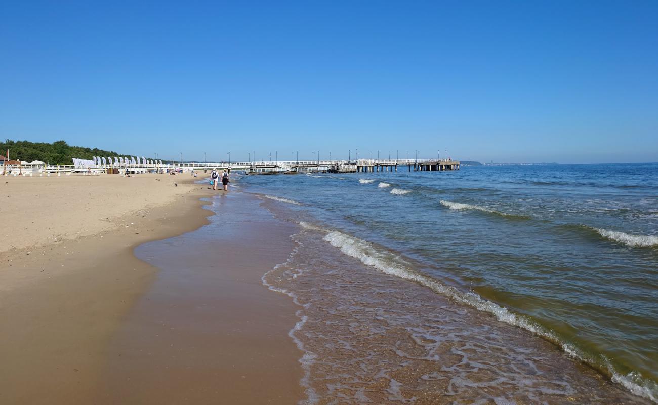 Foto de Brzezno Pier Beach con brillante arena fina superficie