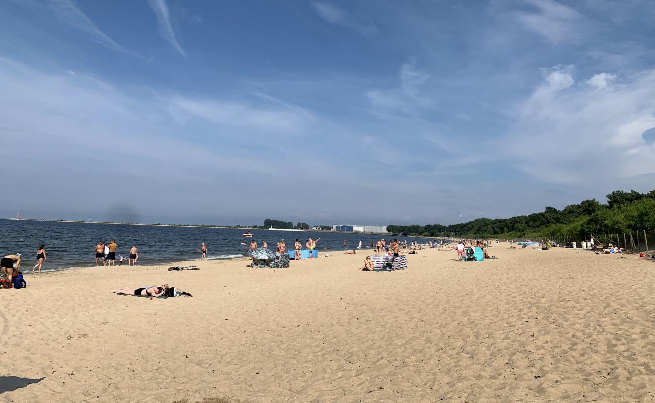 Foto de Brzezno Park beach con brillante arena fina superficie