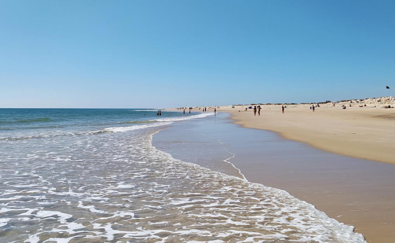 Foto de Playa Barril con arena fina blanca superficie