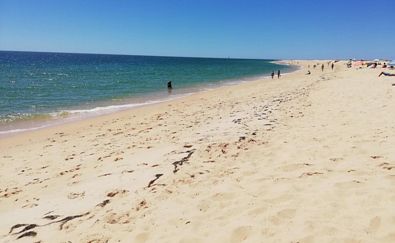 Foto de Praia da Barreta-Mar con brillante arena fina superficie