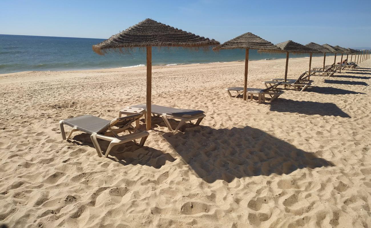 Foto de Praia do Ancao con arena fina oscura superficie