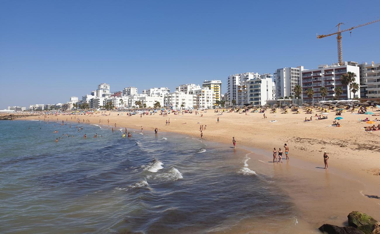 Foto de Praia de Quarteira con arena oscura superficie