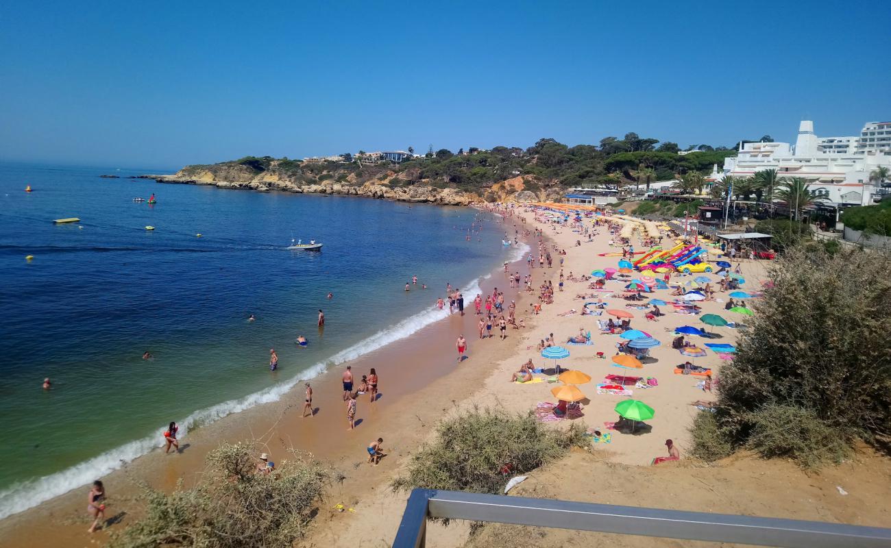 Foto de Praia da Oura con arena fina oscura superficie