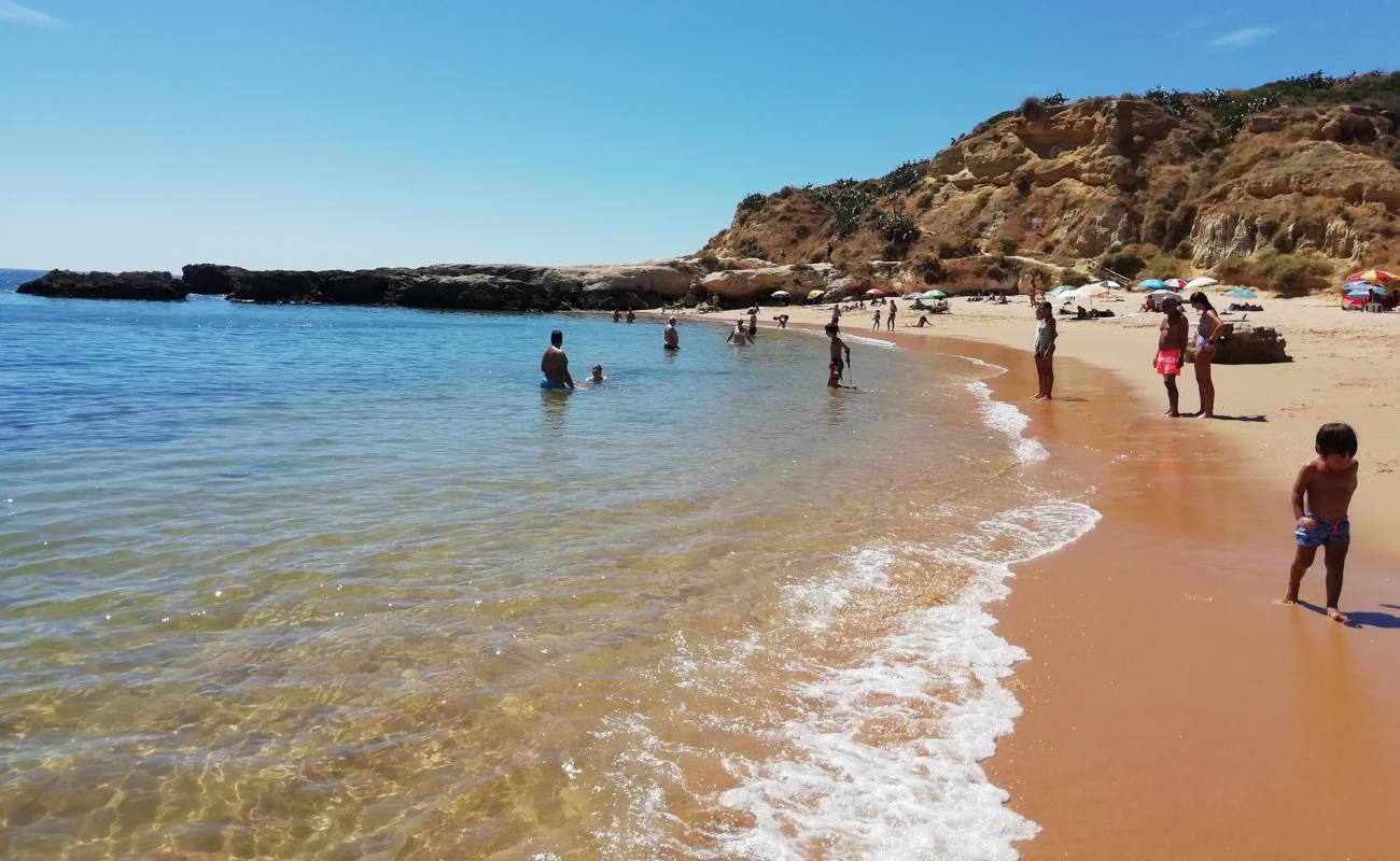 Foto de Praia dos Aveiros con arena fina oscura superficie