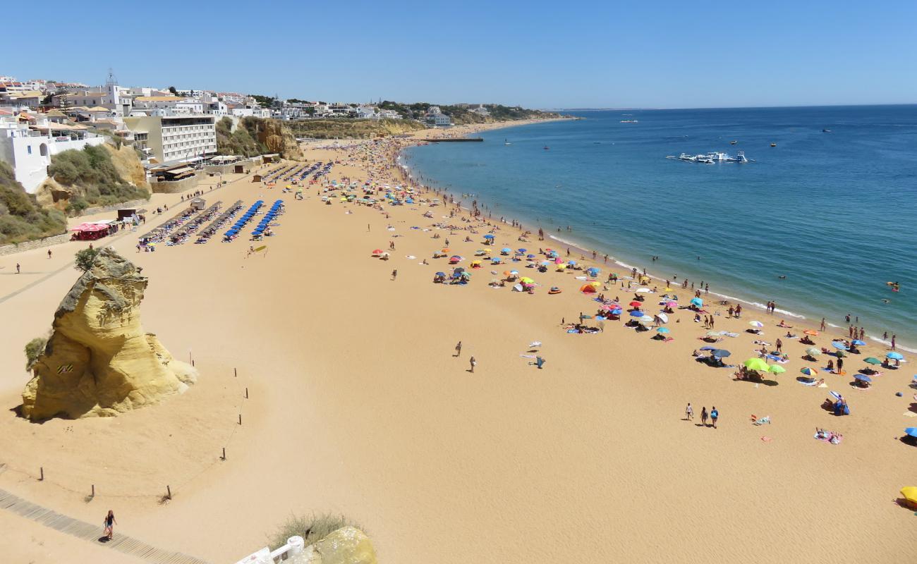 Foto de Praia dos Pescadores con brillante arena fina superficie