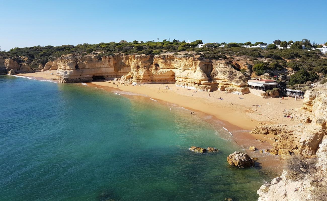 Foto de Praia da Coelha con arena fina oscura superficie