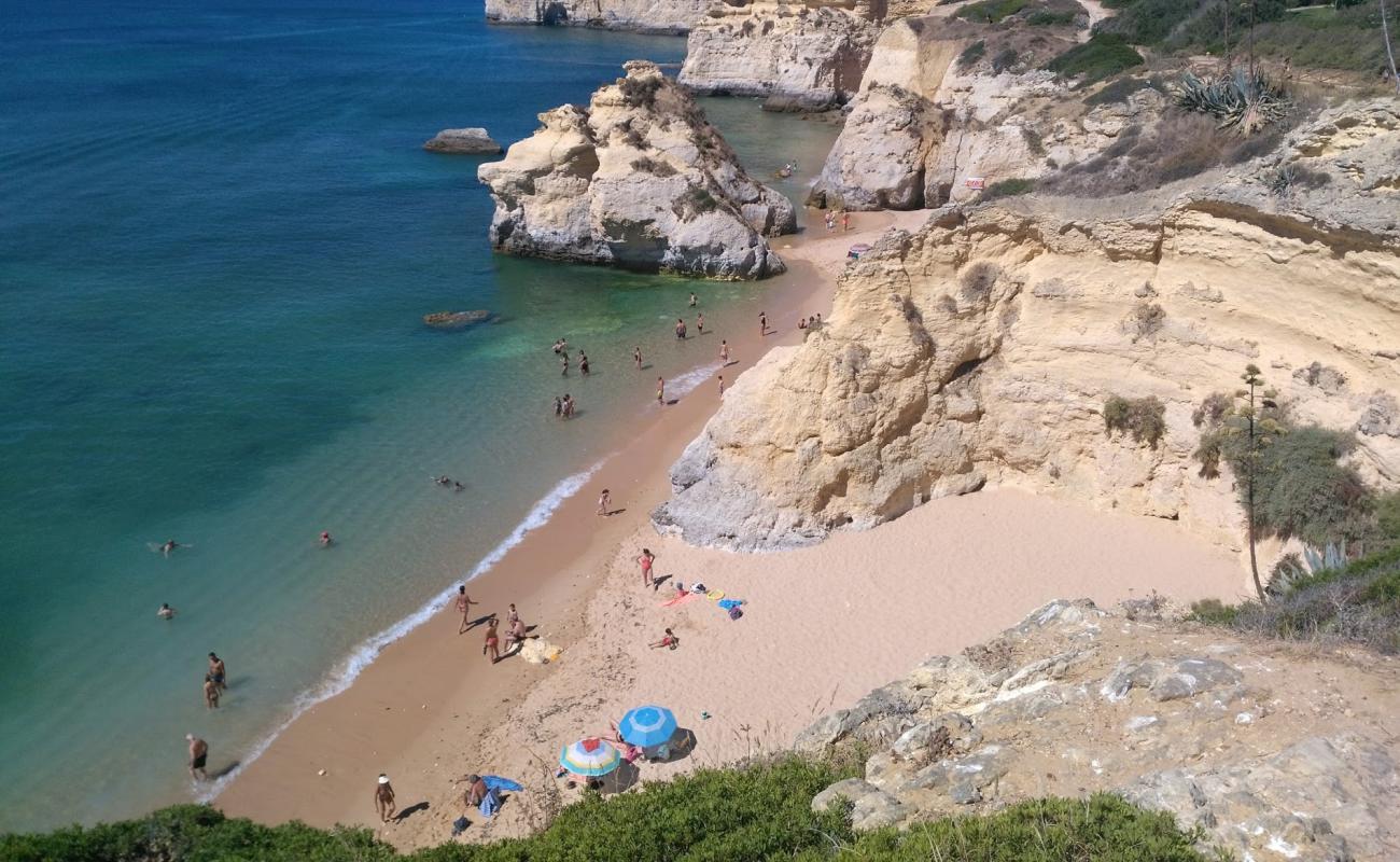 Foto de Praia dos Beijinhos con arena oscura superficie