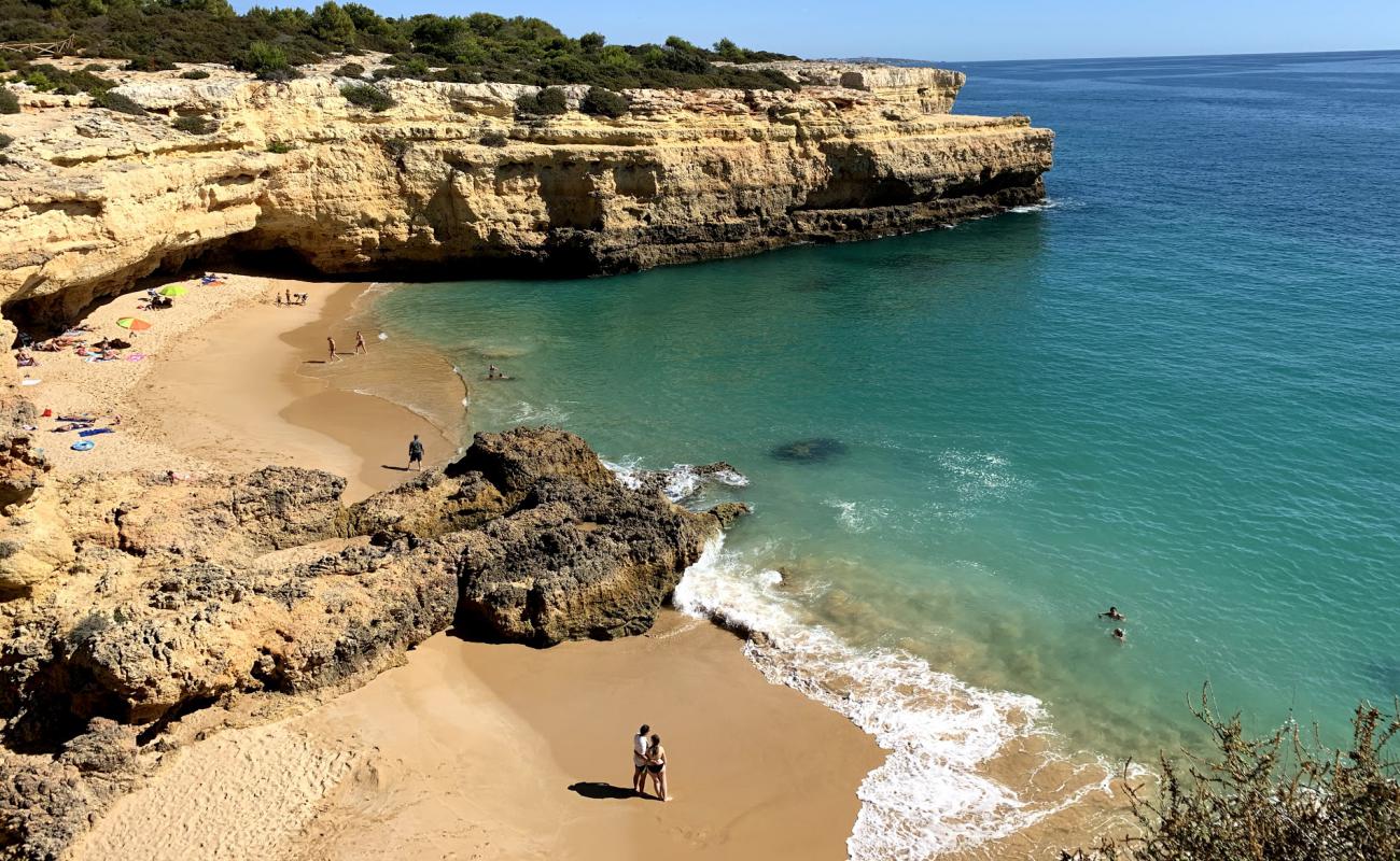 Foto de Praia de Albandeira con arena fina oscura superficie