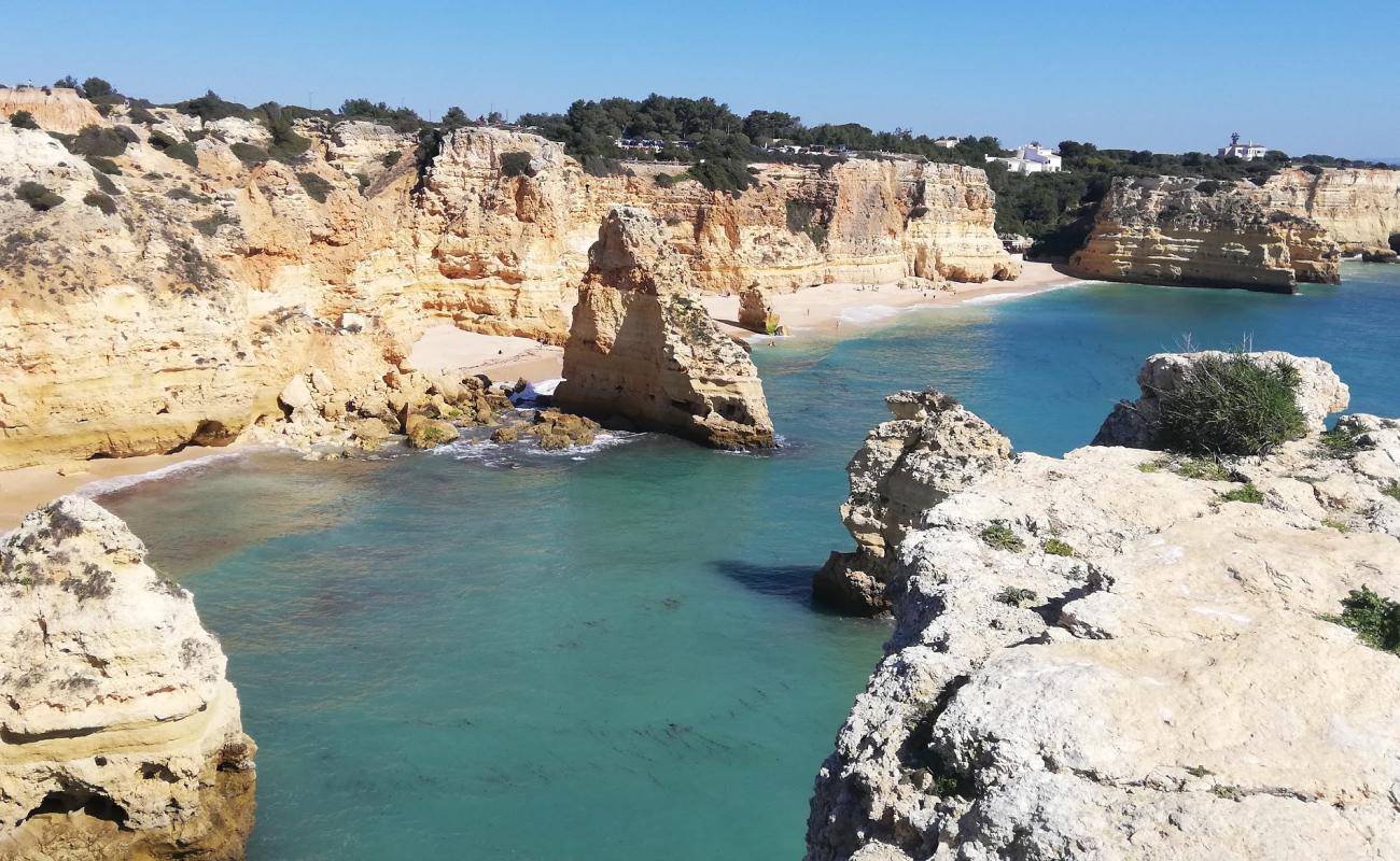 Foto de Playa Marinha con arena fina oscura superficie