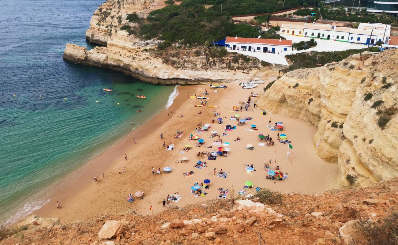 Foto de Playa de Benagil con arena fina oscura superficie