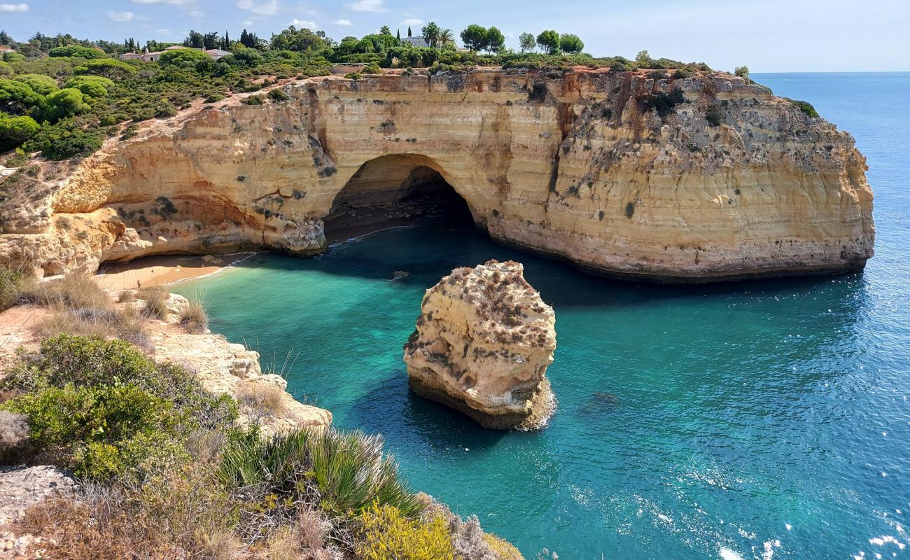 Foto de Vale Covo con arena brillante y rocas superficie