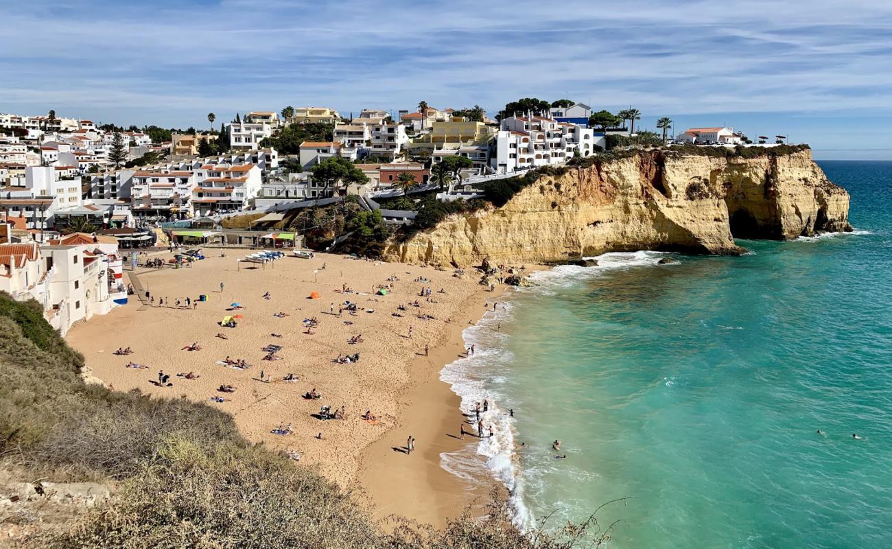 Foto de Praia de Carvoeiro con arena brillante superficie