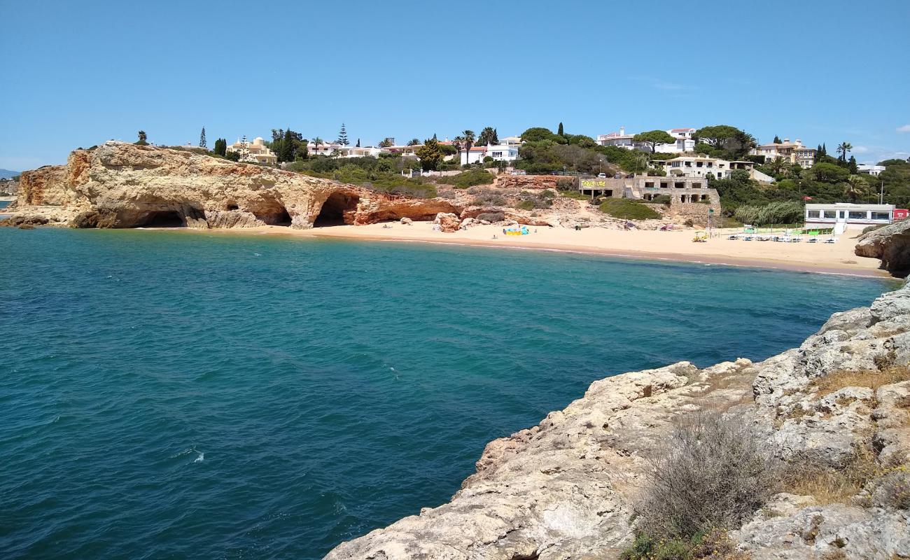 Foto de Praia do Pintadinho con arena fina oscura superficie