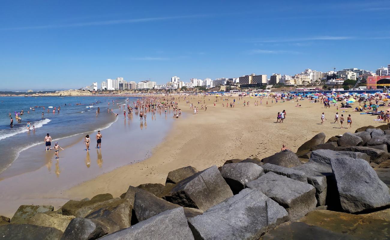 Foto de Praia da Rocha con brillante arena fina superficie