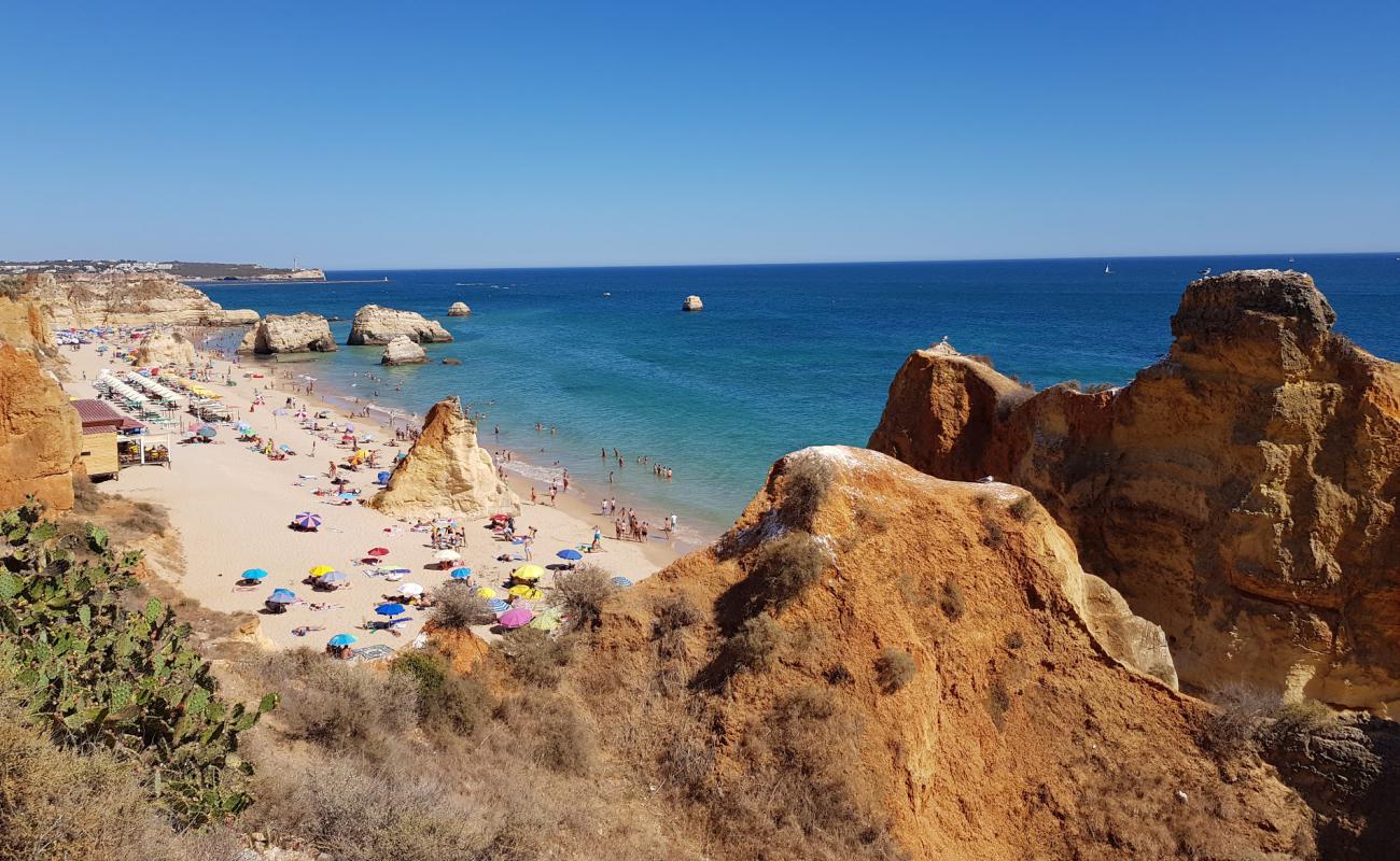 Foto de Praia dos Tres Castelos con brillante arena fina superficie