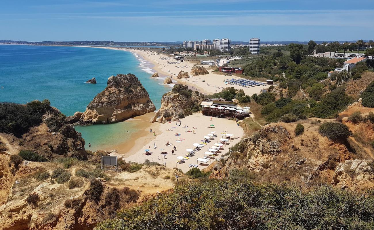 Foto de Praia de Alvor con brillante arena fina superficie