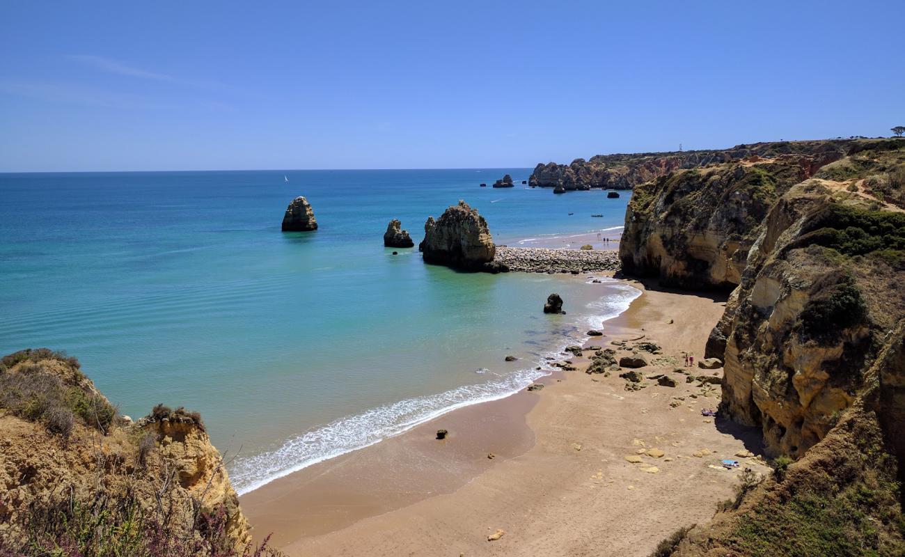 Foto de Praia do Pinhao con arena fina oscura superficie