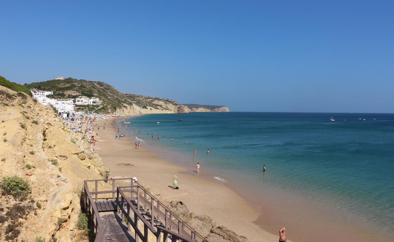 Foto de Praia da Salema con brillante arena fina superficie