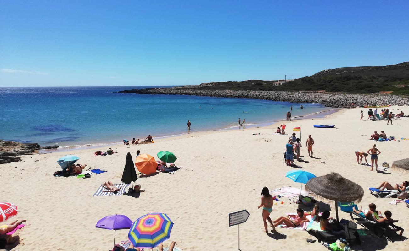 Foto de Praia da Ingrina con brillante arena fina superficie