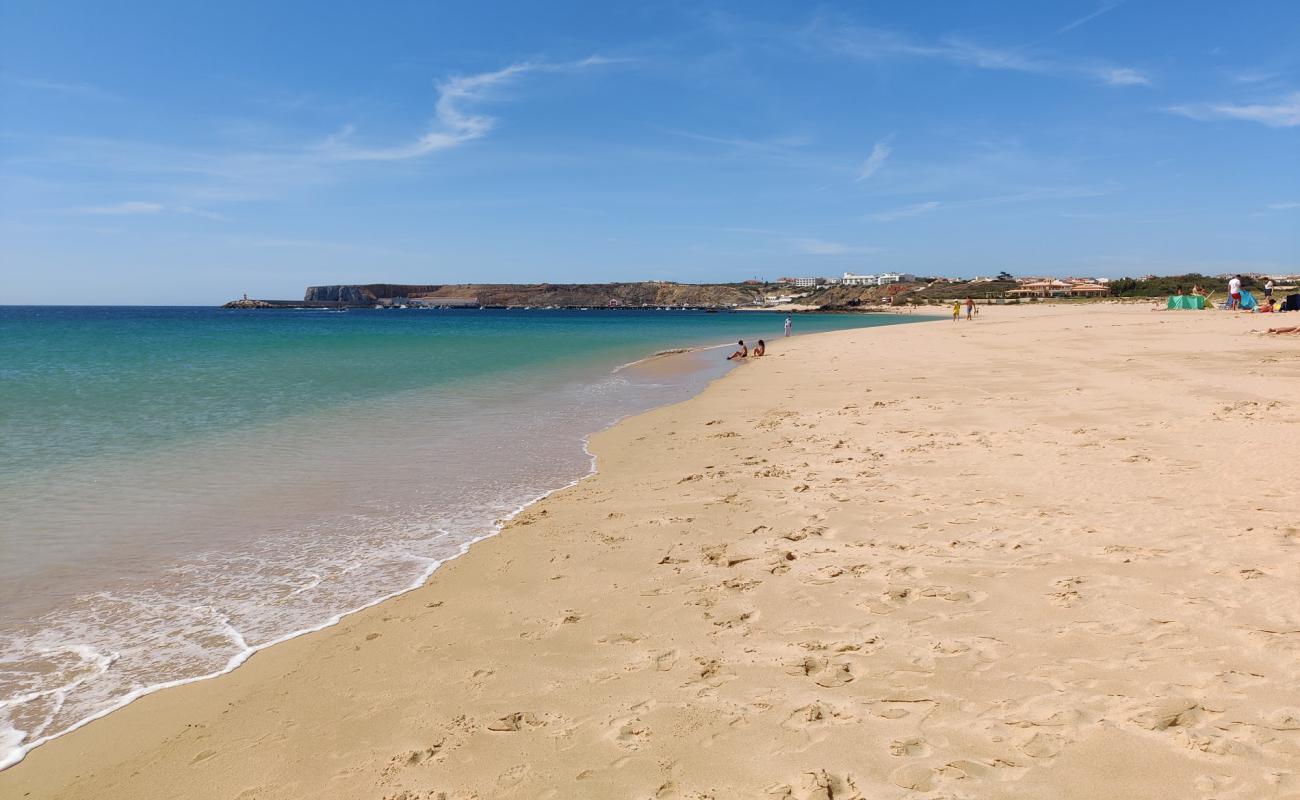 Foto de Praia do Martinhal con arena brillante superficie