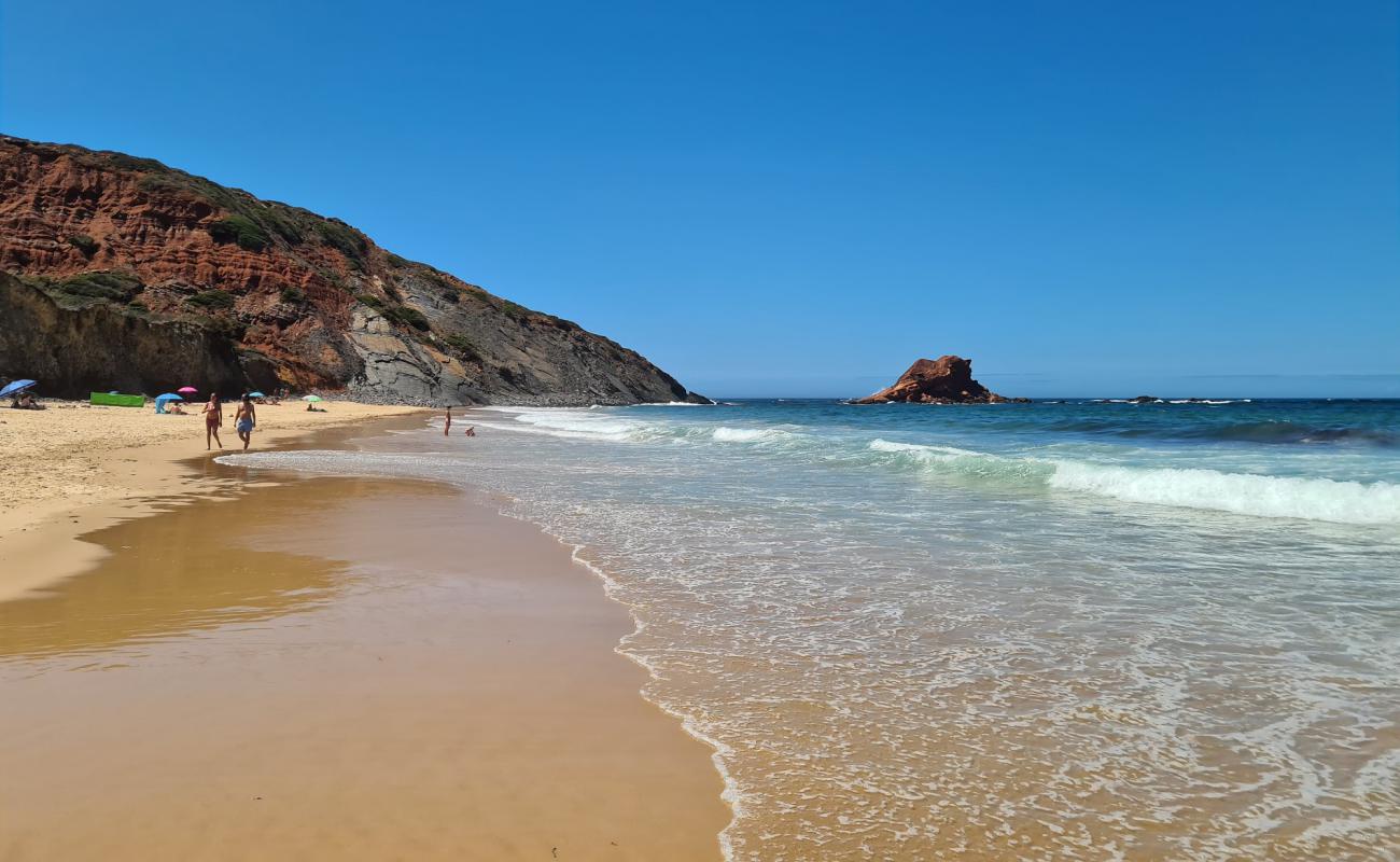 Foto de Ponta Ruiva Beach con arena oscura superficie