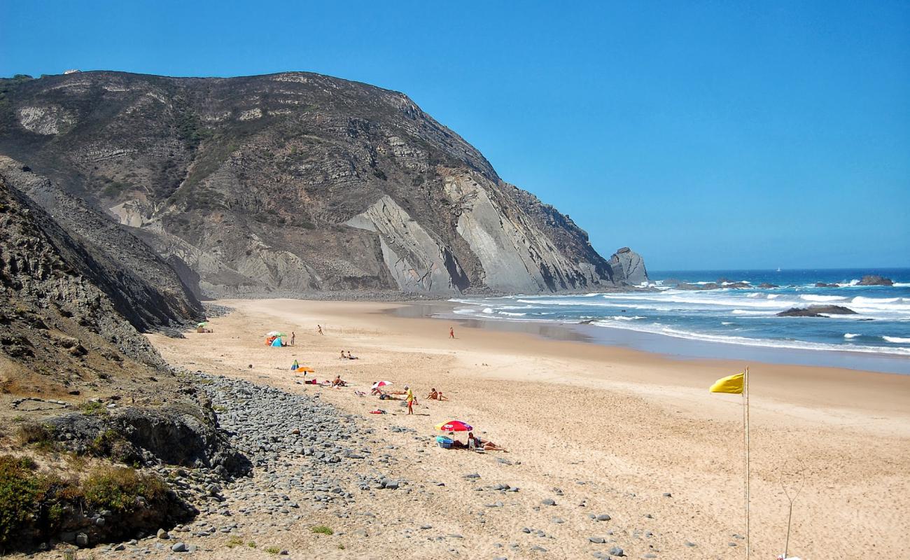 Foto de Praia do Castelejo con brillante arena fina superficie