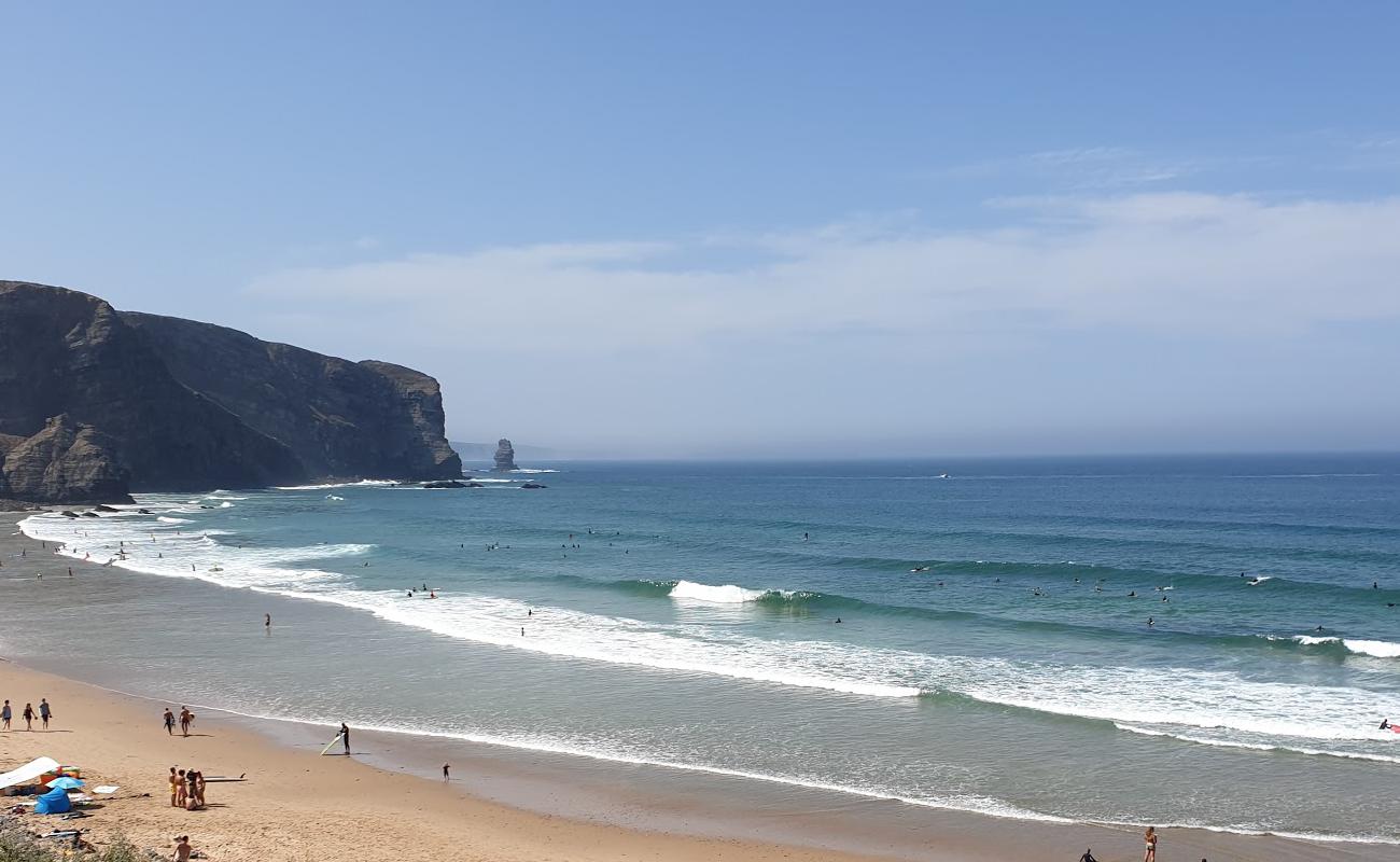 Foto de Praia da Arrifana con brillante arena fina superficie