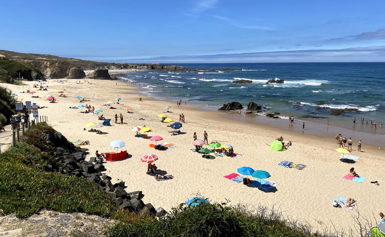 Foto de Praia de Almograve con brillante arena fina superficie