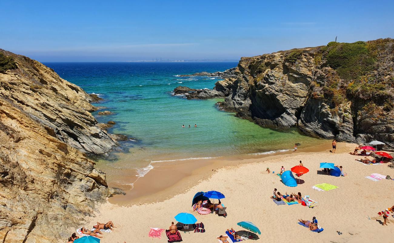 Foto de Praia do Serro da Aguia con arena brillante superficie