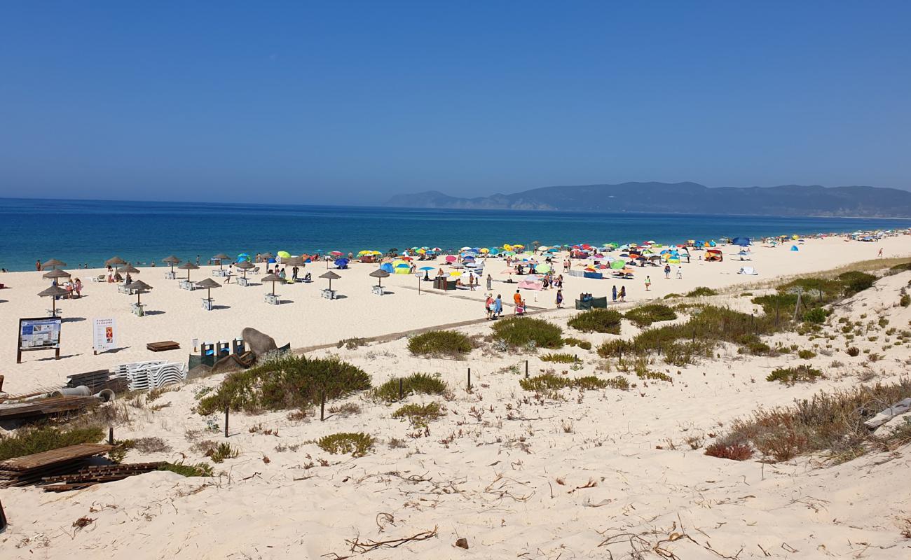 Foto de Praia Atlantica con arena fina blanca superficie