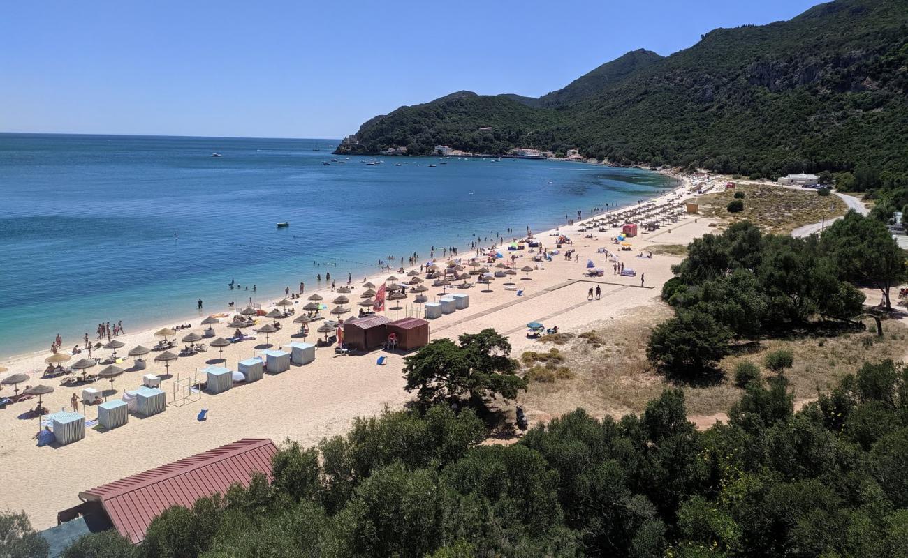 Foto de Playa Creiro con arena fina blanca superficie