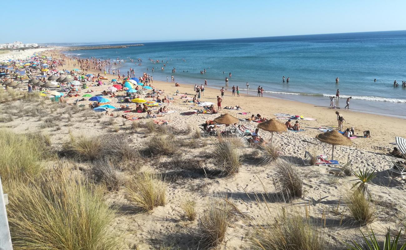 Foto de Praia de Sao Joao con arena fina blanca superficie