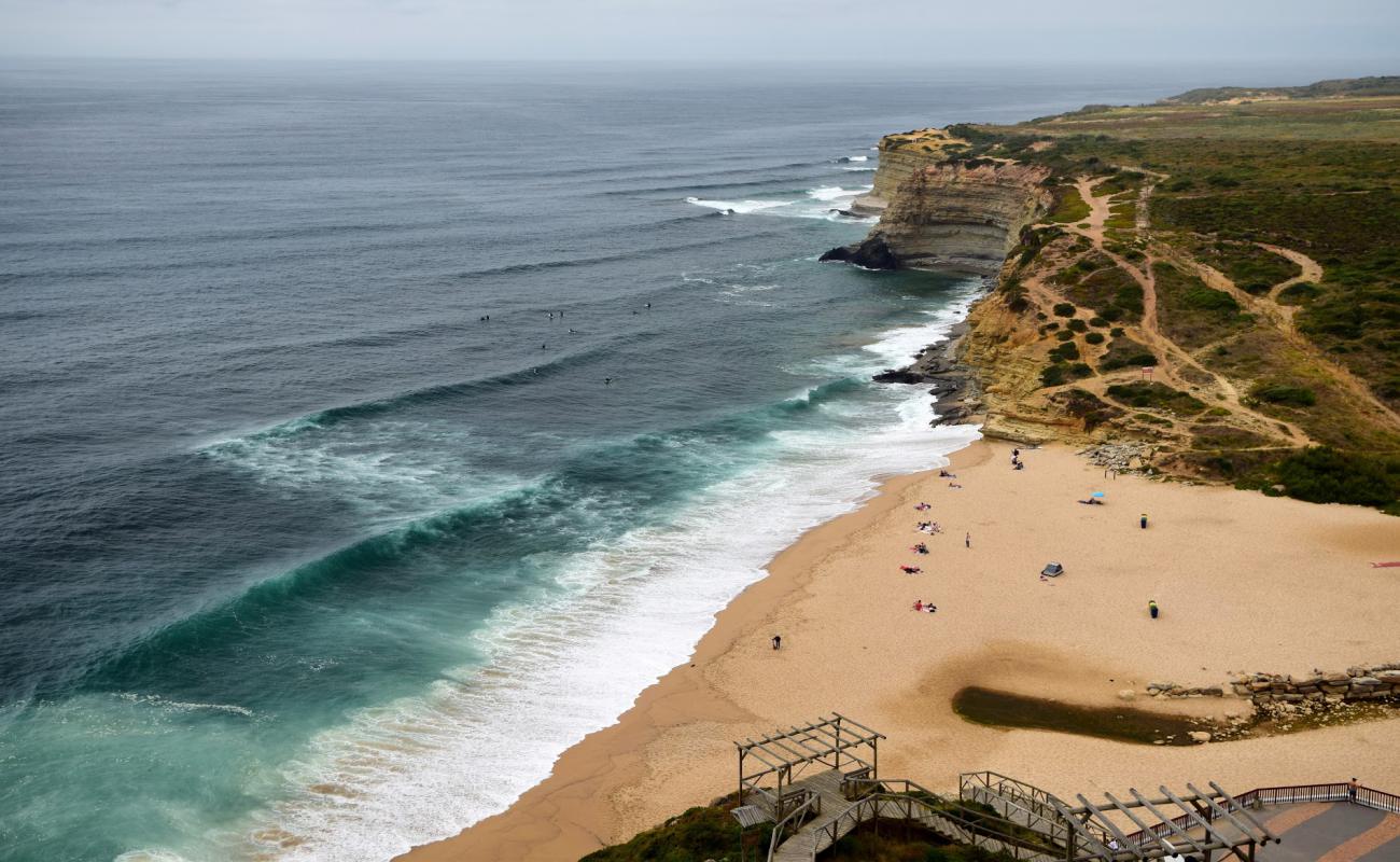 Foto de Praia do Alibaba con arena brillante y rocas superficie