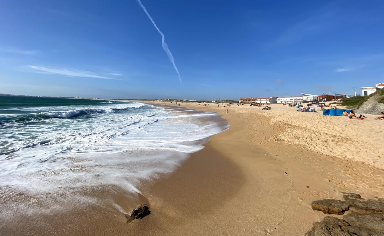 Foto de Praia da Consolacao con brillante arena fina superficie