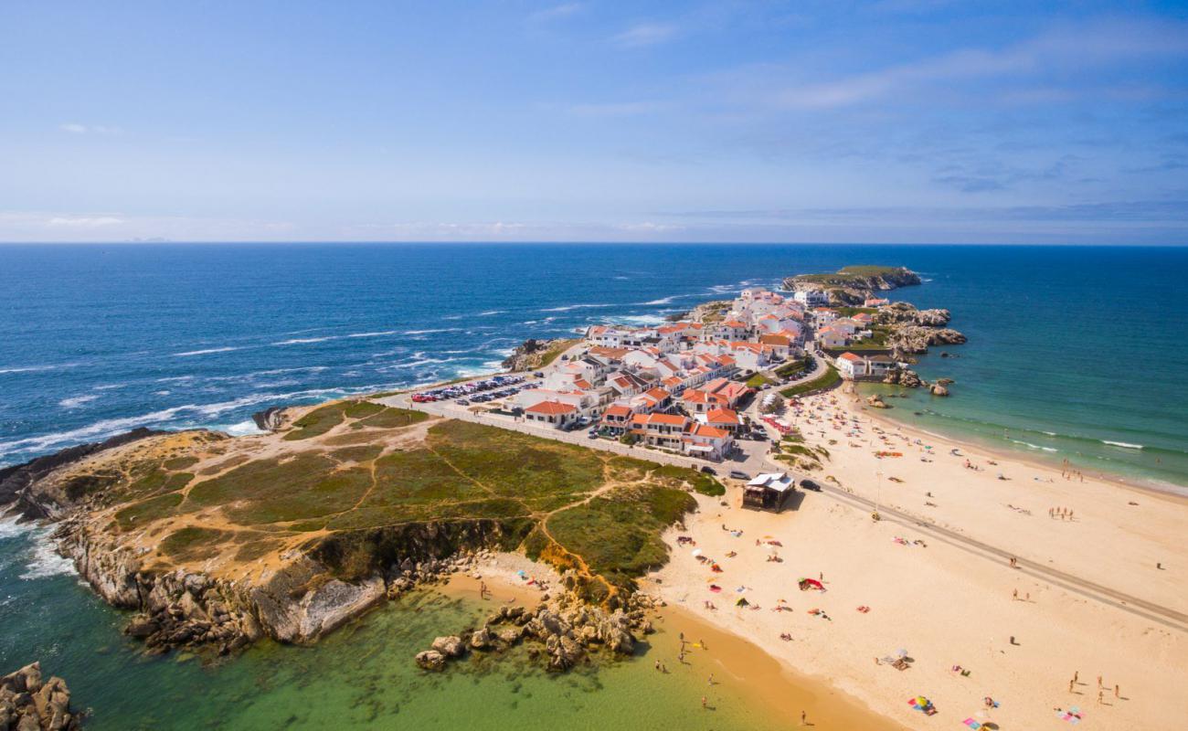 Foto de Praia Baleal - Sul con arena brillante superficie