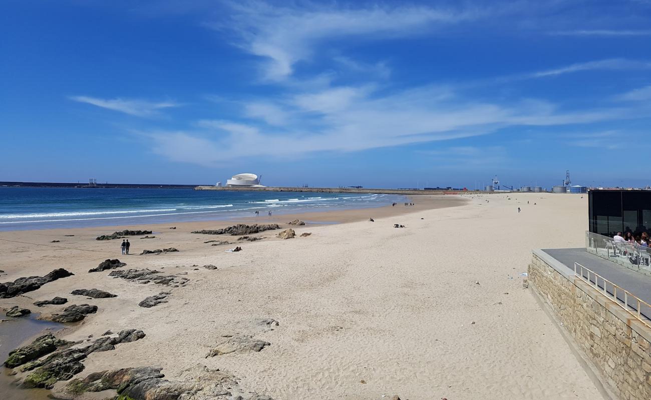 Foto de Praia de Matosinhos con brillante arena fina superficie