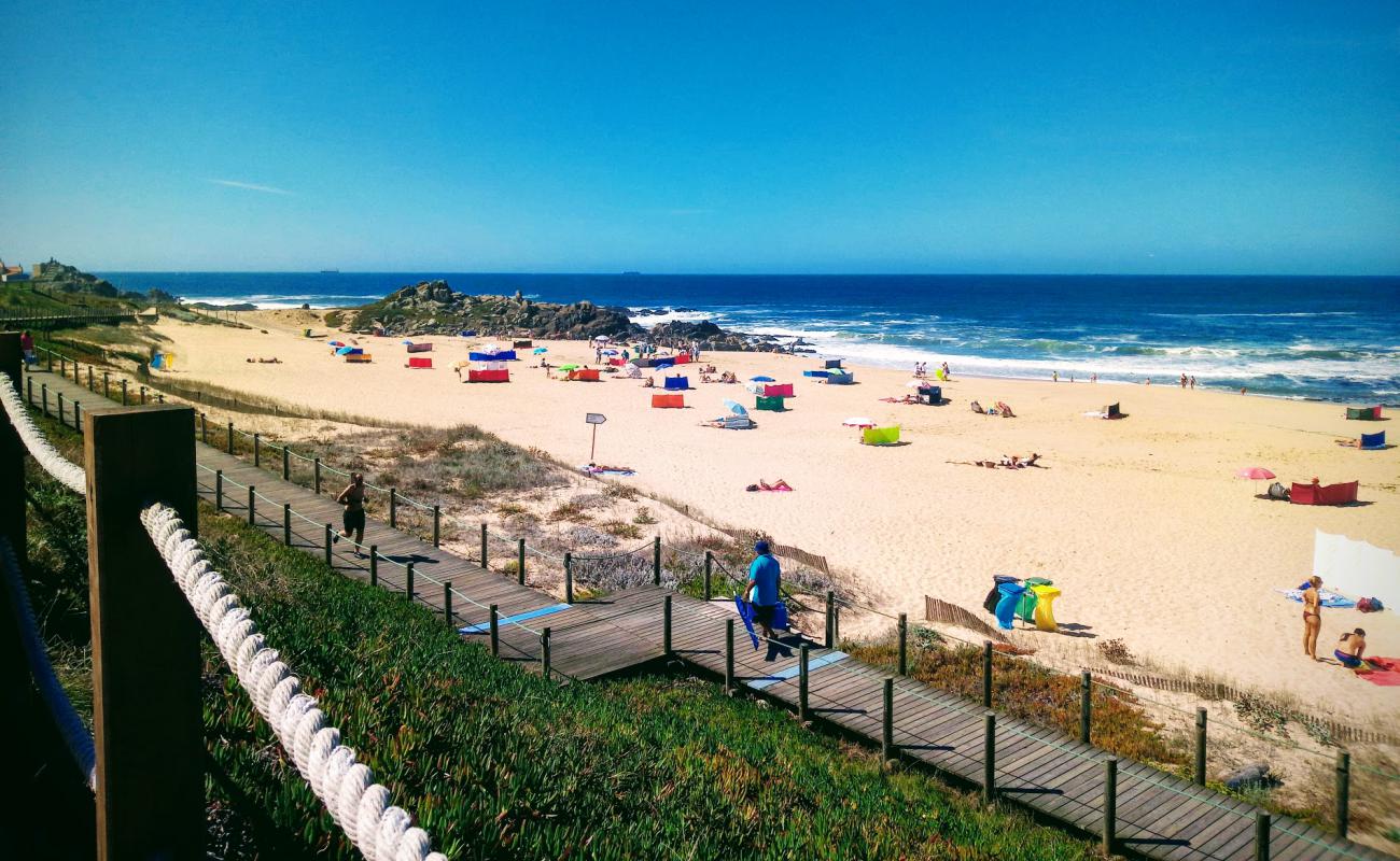 Foto de Praia do Aterro con brillante arena fina superficie