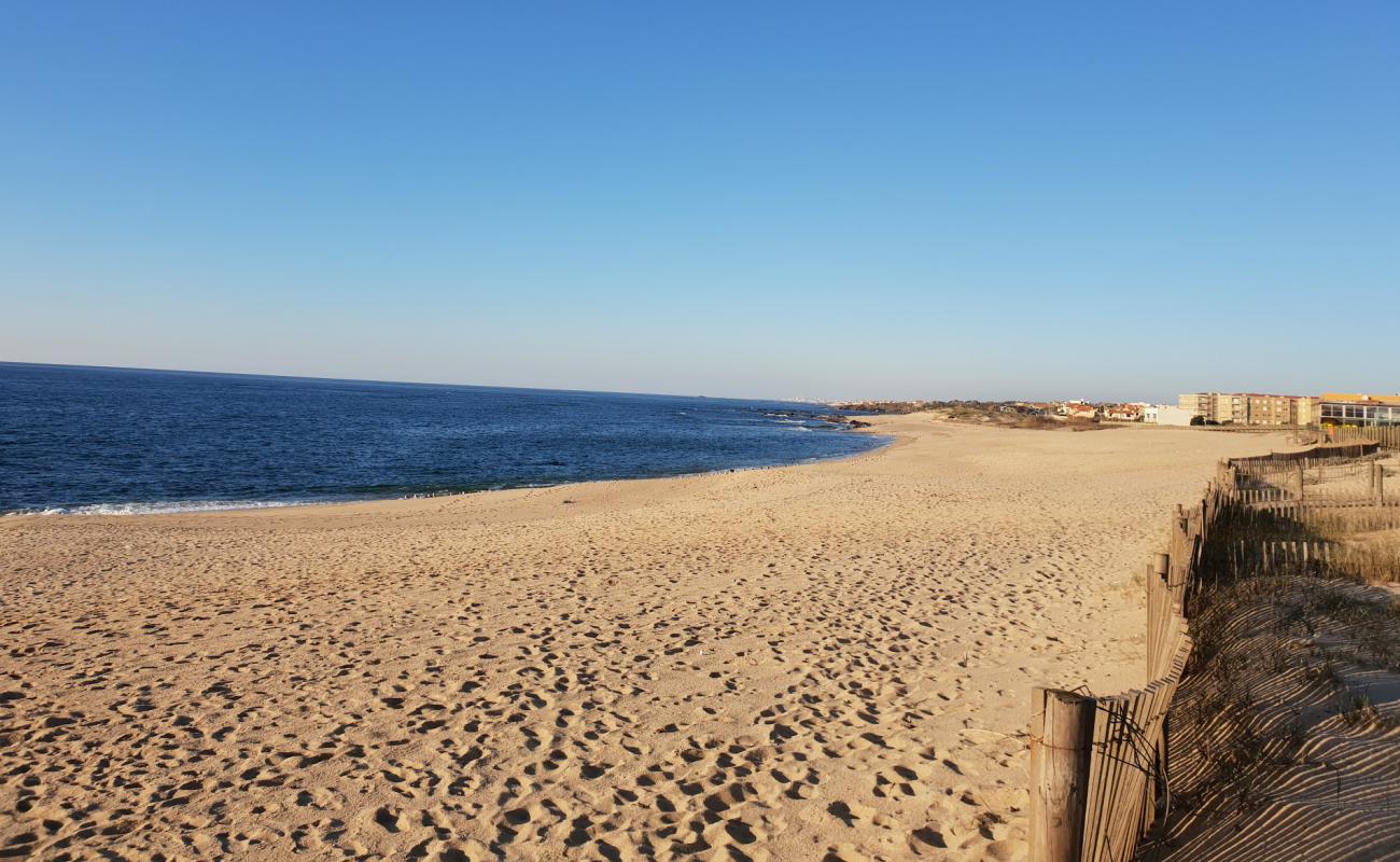 Foto de Praia de Angeiras Norte con brillante arena fina superficie