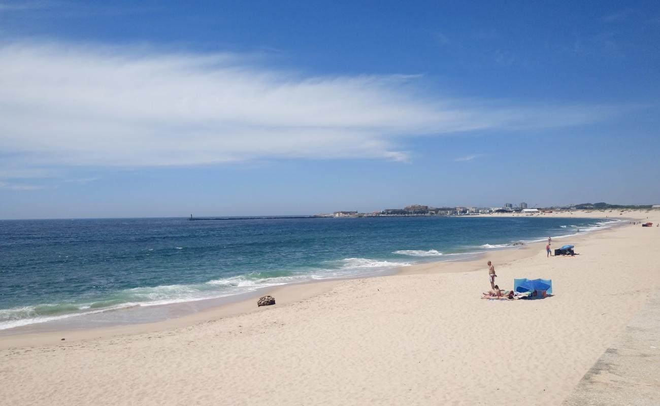 Foto de Praia de Arvore con brillante arena fina superficie