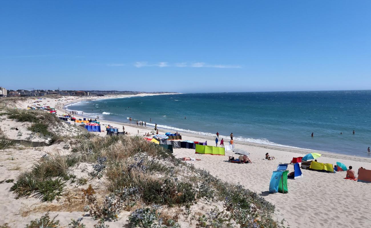 Foto de Praia da Azurara con brillante arena fina superficie