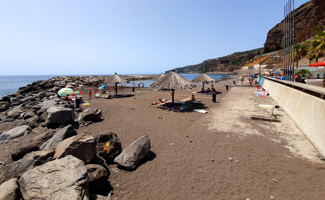 Foto de Praia Da Ribeira Brava con arena gris y piedras superficie