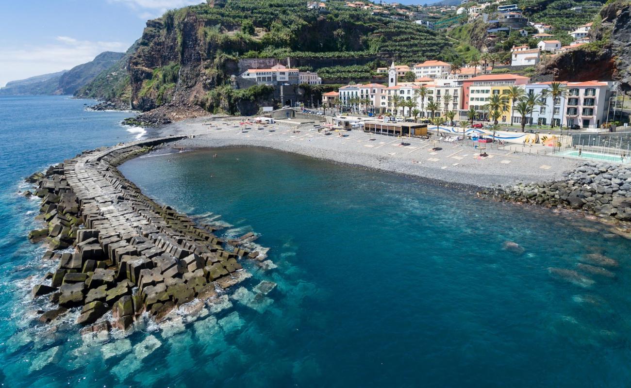 Foto de Praia da Madalena do Mar con arena gris y piedras superficie